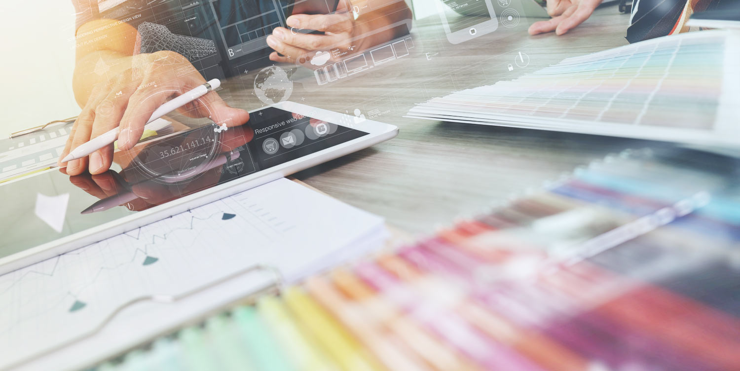 Bunte Stifte und Farbfächer auf dem Schreibtisch | Gemeinsames Planen für Vertriebsstrategie Markenstrategie und Brandstrategie